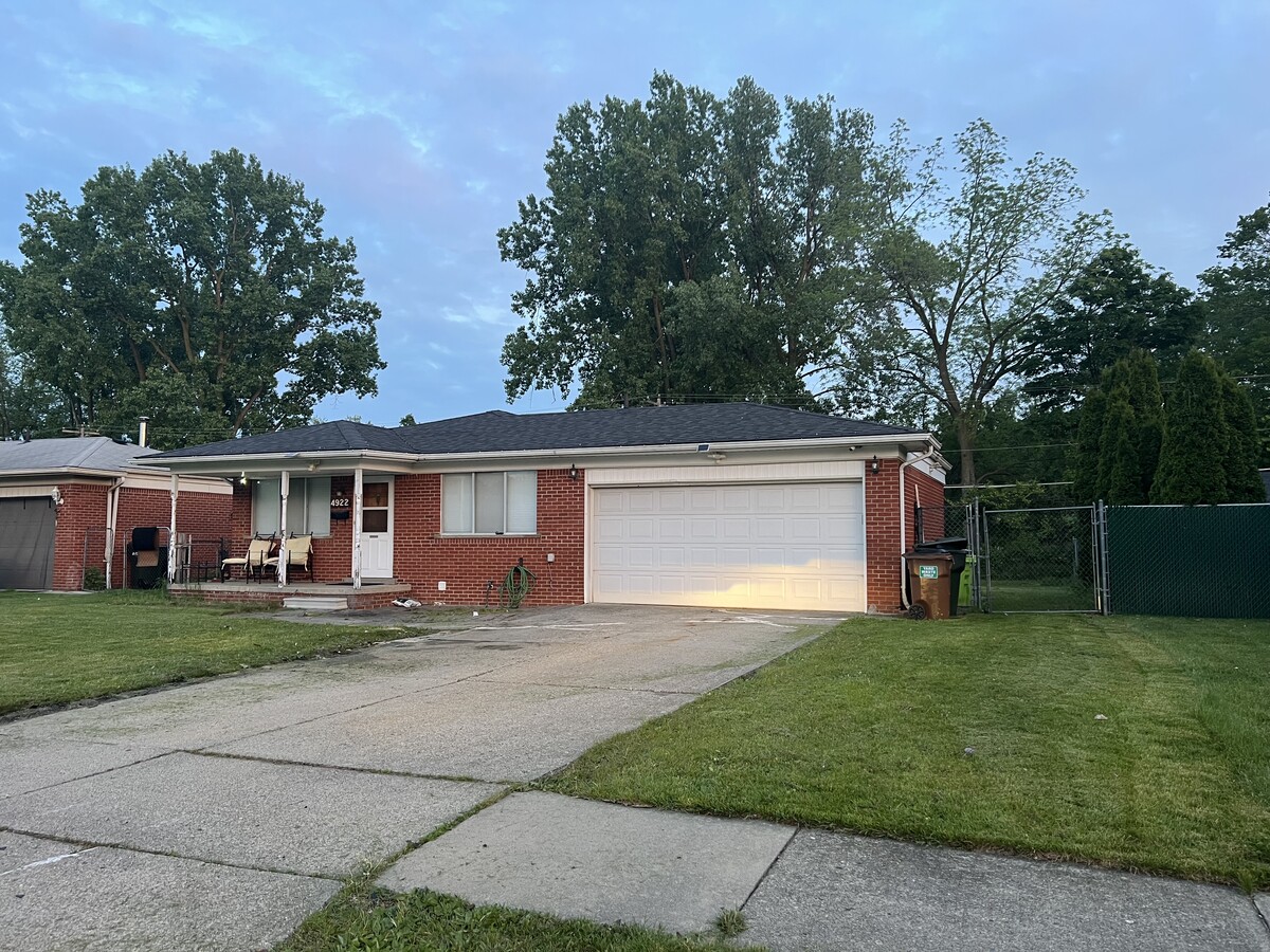 Photo - 4922 Sanford Dr House
