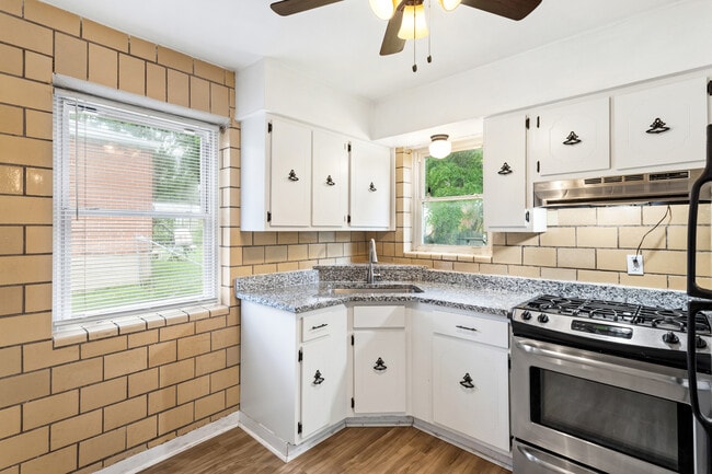 Photo - 1076 Wilshire Ave