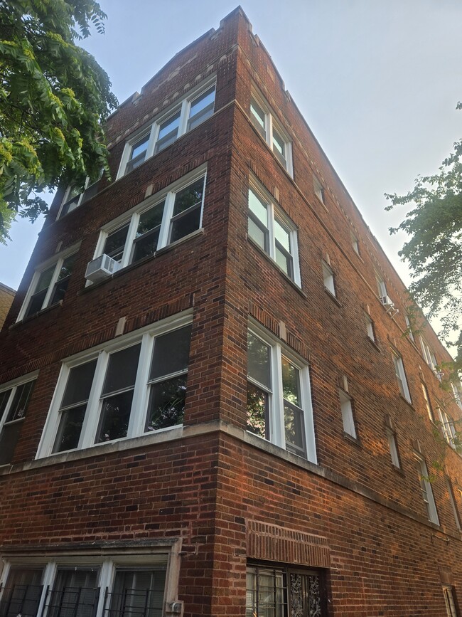 Building Photo - 858 N Hoyne Ave Rental