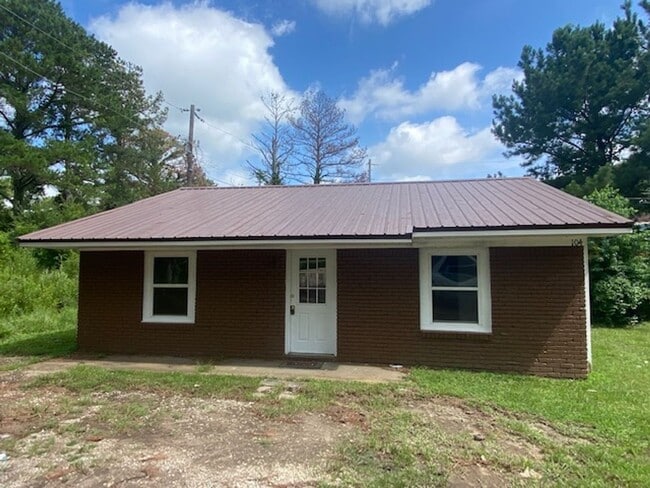 Building Photo - Renovated 2 Bedroom 1 Bath Unit 104