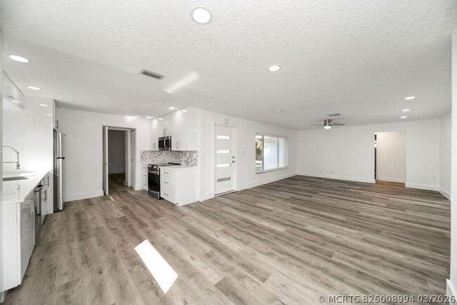 Photo - 518 Kingbird Cir