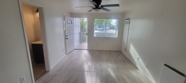 Photo - 1688 Linden St