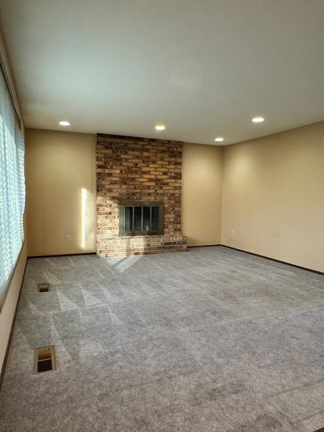 Photo - West Valley 4br 2.5 ba DBL attached garage, POOL