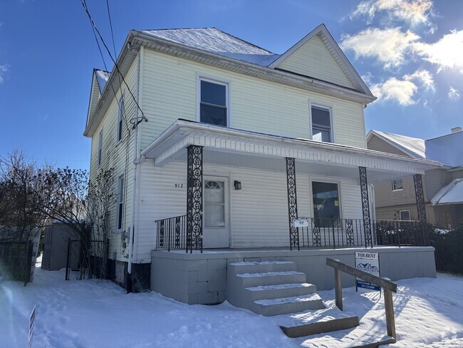 Building Photo - 912 Greenfield Ave SW Rental