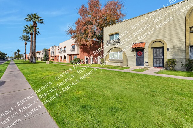 Photo - 2964 E Clarendon Ave