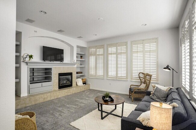 Photo - "Spacious 4-Bedroom Townhouse with Granite Finishes & Cozy Fireplace in Parker, CO!" Unidad #106
