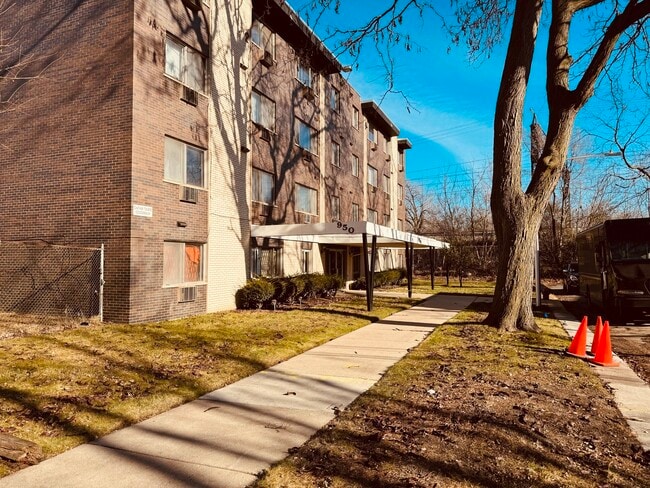 Building Photo - 950 E 86th St Unit 105