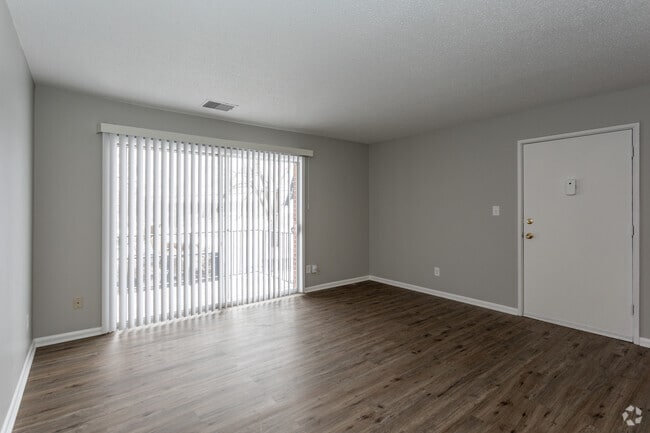2BR, 1BA - 850 SF