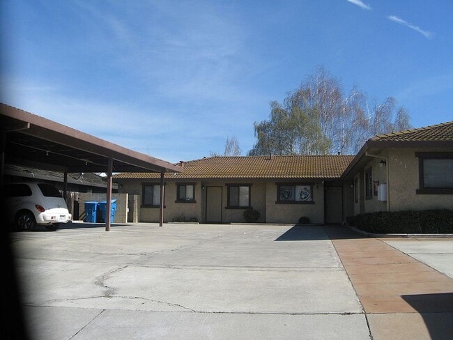Building Photo - 1551 Highland Dr Unit 1551- E