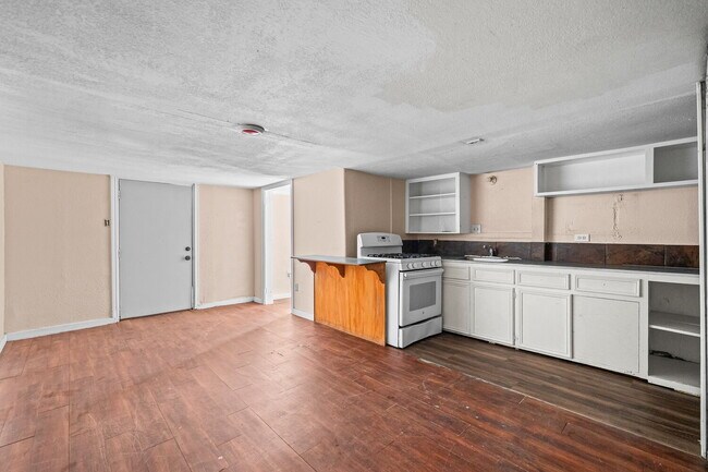 Photo - Cozy 1 Bedroom Apartment w/ Storage Space, Minutes from TTU & Downtown LBK Unit C