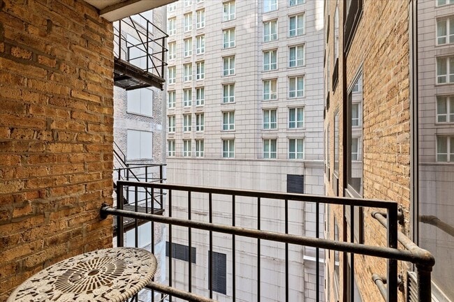 Building Photo - 40 E Delaware Pl Unit 805