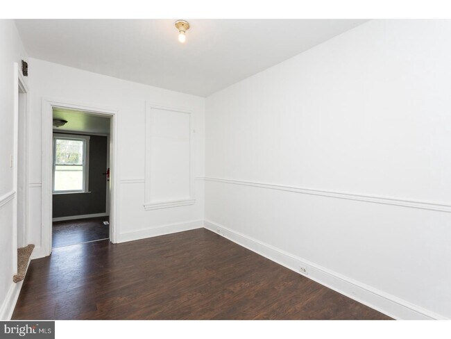 Photo - 849 Queen St