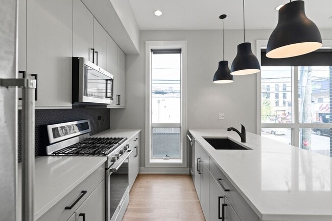 Photo - 1050 W Cornelia Ave