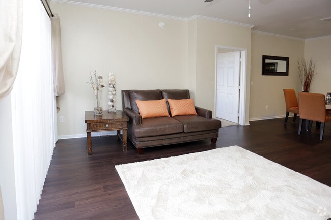 2BR, 2BA - 1033 SF