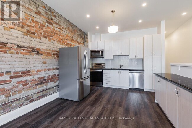 Photo - 657 St Clair Ave W