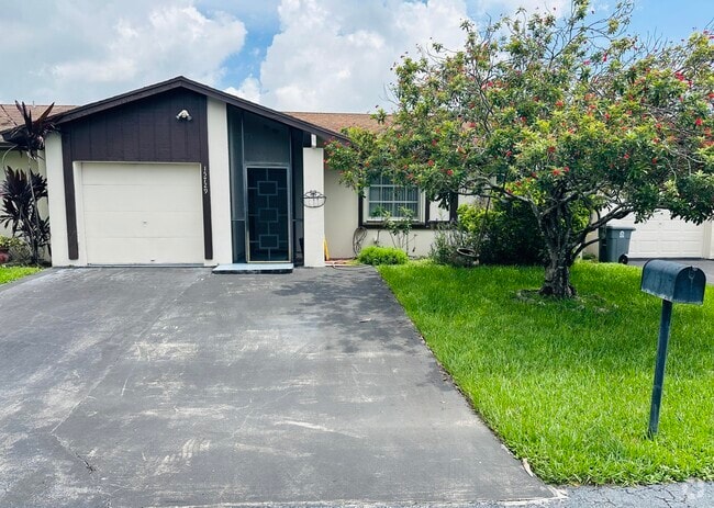 Building Photo - 15729 Bottlebrush Cir Rental