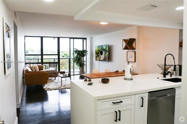 Building Photo - 600 NE 36th St Rental