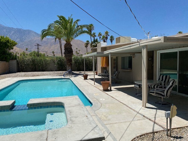 Building Photo - 601 E Racquet Club Rd