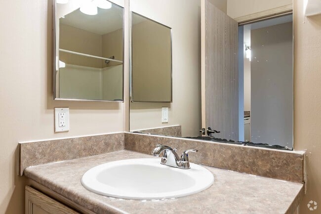 1BR, 1BA - 756SF - Bathroom