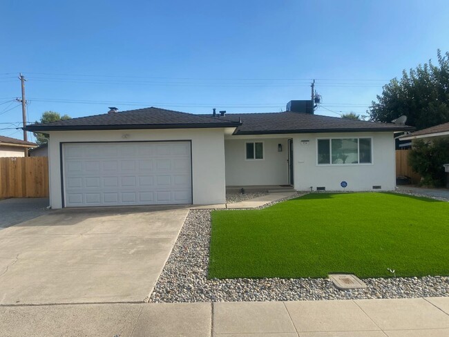 Building Photo - 934 W Alamos Ave