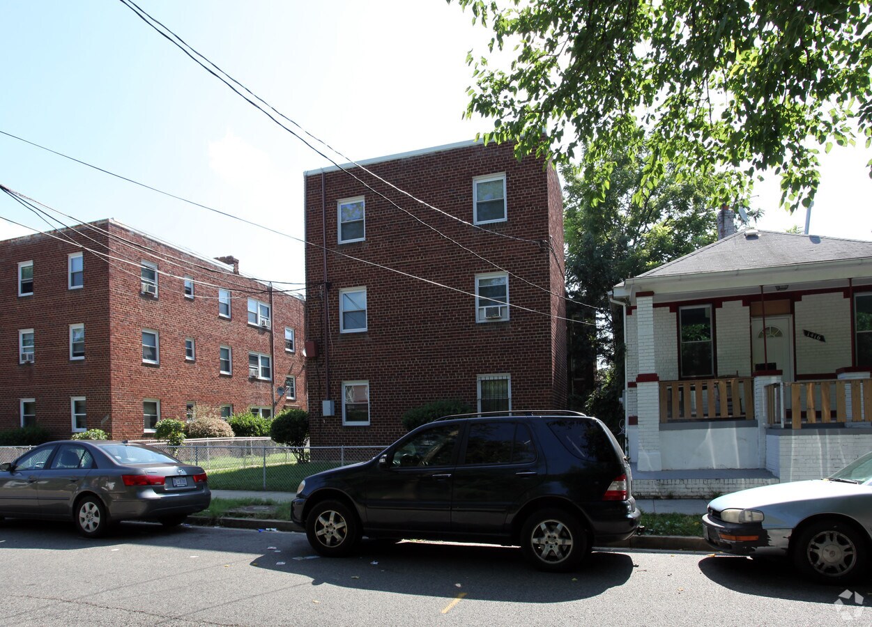 Photo - 1410-1412 Young St SE