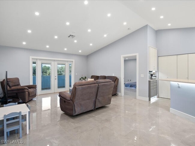 Photo - 220 39th Ave NW