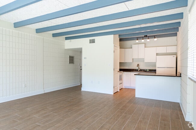 1BD, 1BA - 620SF - Living Room / Dining Room