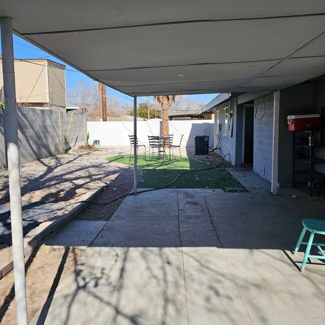 Photo - Upgraded 5-Bedroom Home with Open Floor Plan & Large Lot!