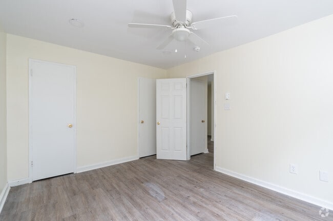 2BR, 1BA - 700SF