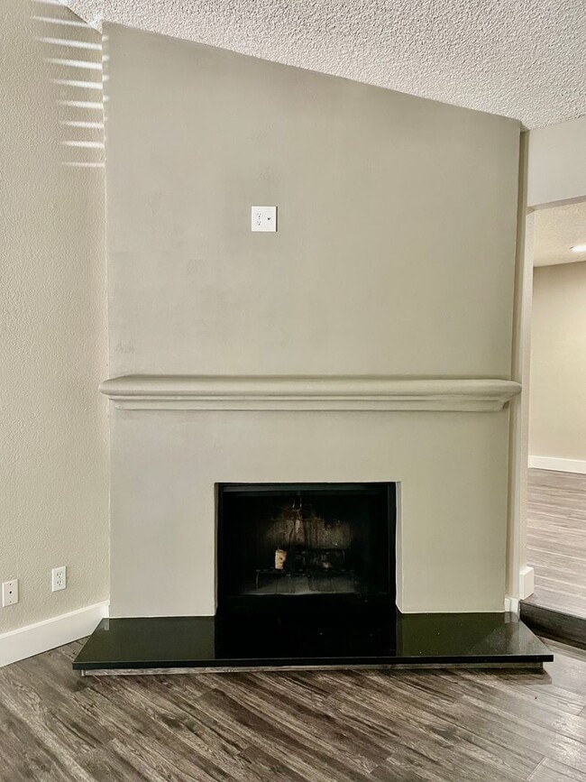 Photo - LARKSPUR 2431-2433 Unidad 2431