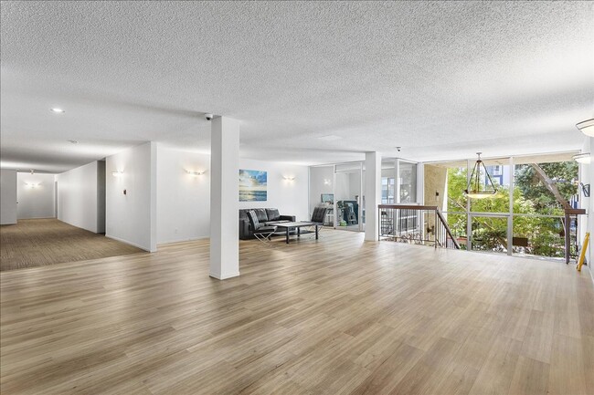 Photo - 955 Shorepoint Ct