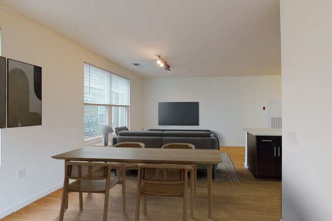 Photo - 1700 E 5th St Unidad FL5-ID1467A