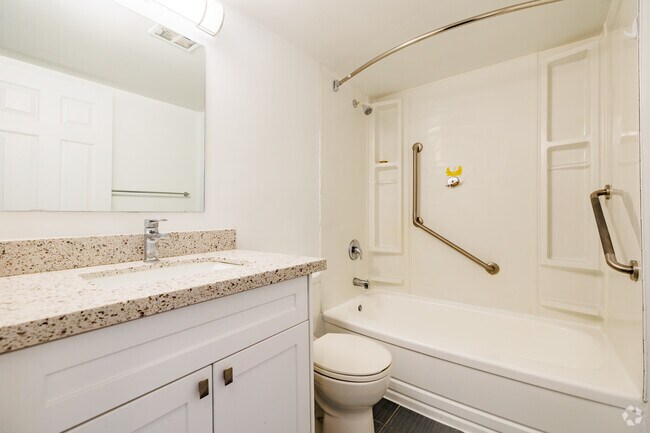1BR, 1BA - 825 SF - Bathroom