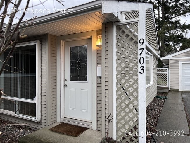 Building Photo - Bright Duplex Unit with Big Yard!
