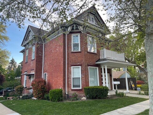 Front - 137 G St Apartments