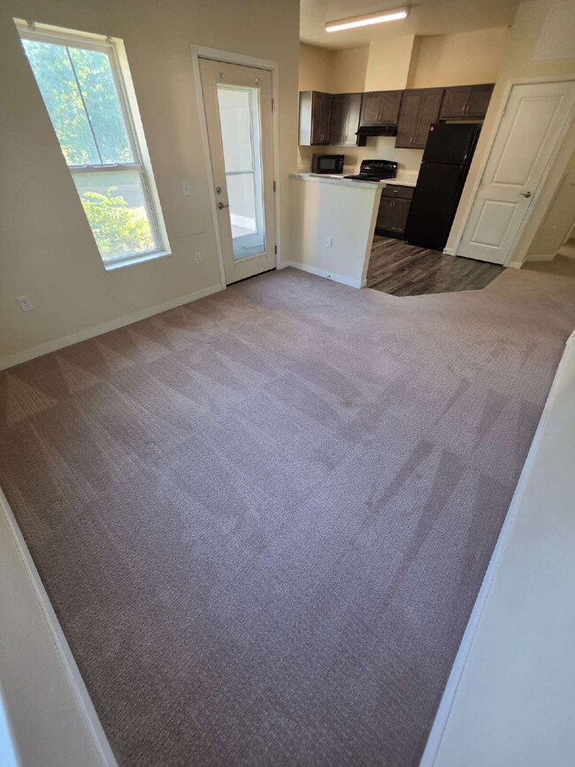 2 Bedroom | 1 Bathroom 2nd Floor Apartment Available RIGHT NOW!