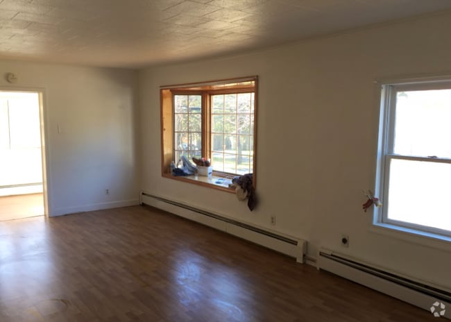 Building Photo - 212 Schoolhouse Rd