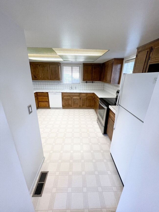 Photo - 3 Bedroom, 2 bath Spacious home in Moyina ...