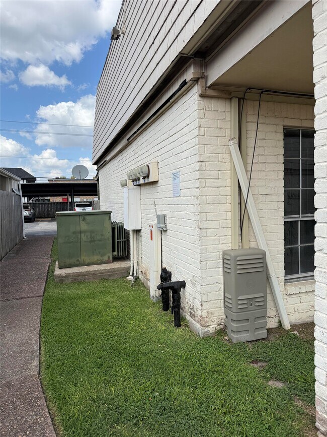 Building Photo - 6201 Ranchester Dr Unit 22