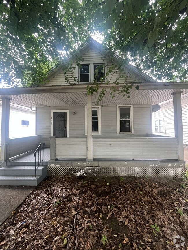 Building Photo - Section 8 Accepted! Spacious Newly Renovat... Rental