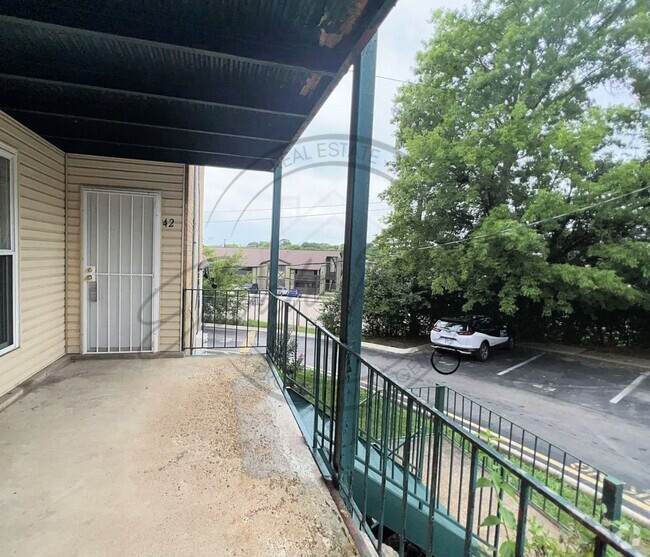 Building Photo - Two Bedroom Spacious Second-Floor Apartmen... Unit B-42 Rental