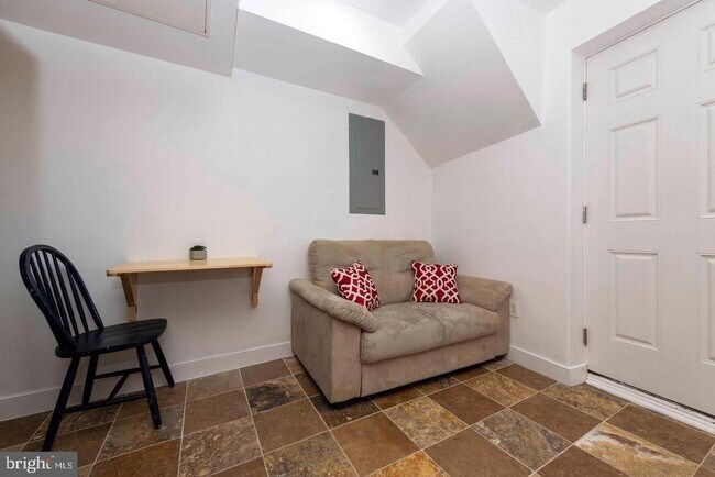 Building Photo - 514 Hobart Pl NW Unit 1