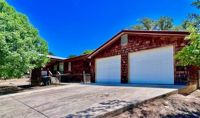 Building Photo - 2 Bedroom On Nicely Sized Lot