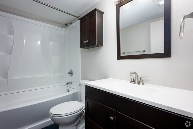 1BR, 1BA - 475SF - Bathroom