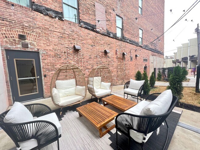 733 W Pratt