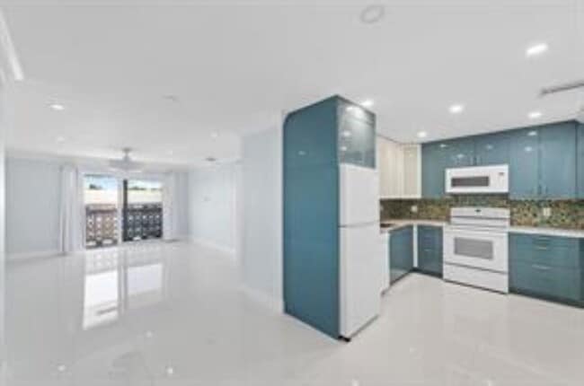 Building Photo - 3220 Bayview Dr Unit 302