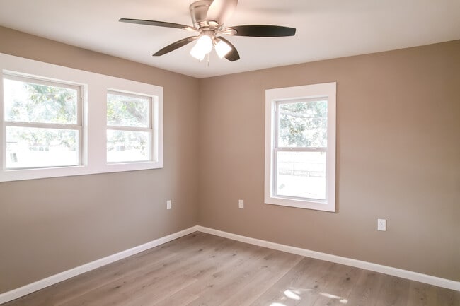 Photo - 880 Avenue G