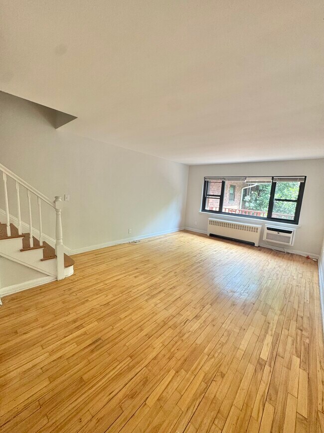 125 A7 spacious living room - Rye Village Apartments
