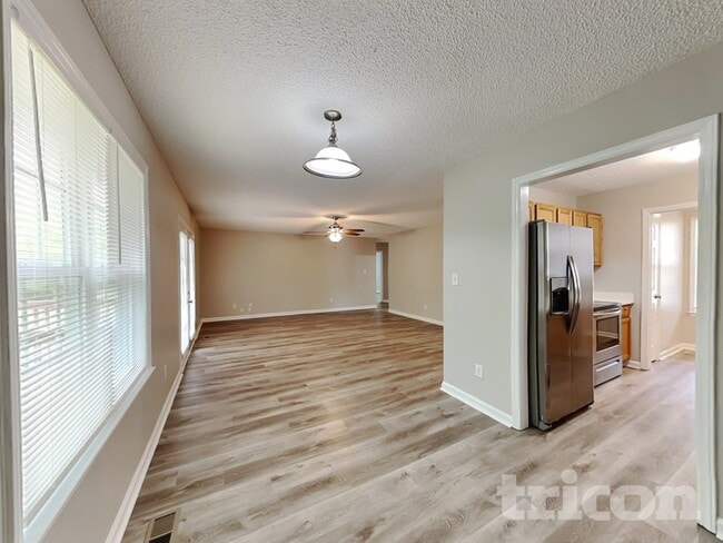 1209 Woodbriar St