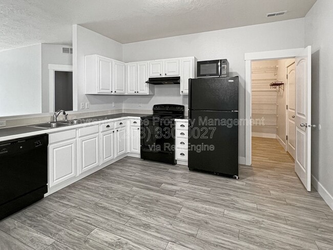 Photo - 1691 E Daulby St